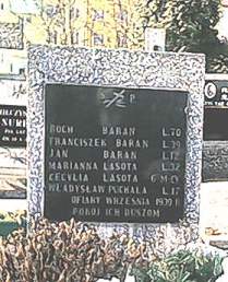Nagrobek czonkw rodziny Baranw i Lasotw, zabitych w czasie nalotu niemieckiego we wrzeniu 1939r.